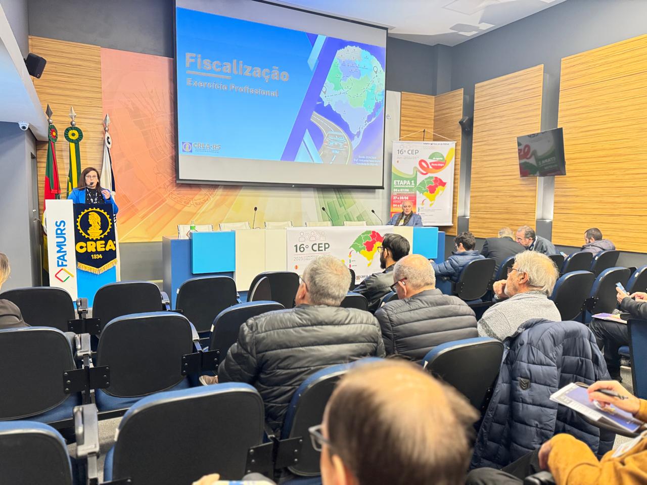 Chefe de Núcleo de Fiscalização, Alessandra Borges, apresenta as ações da Fiscalização